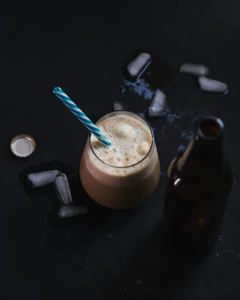 Copo Cerveja Gelada Com Sorvete Baunilha Coquetel Verão Refrescante Uma — Fotografia de Stock