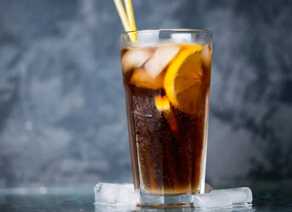Klasik Long Island buzlu çayı, sert içkilerle kokteyller. Votka, cin, rom, tekila ve buzlu limon suyu.