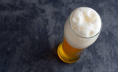Bir bardak buğday birası köpük kapaklı üst görünümü ve kopyalanmış boşluk