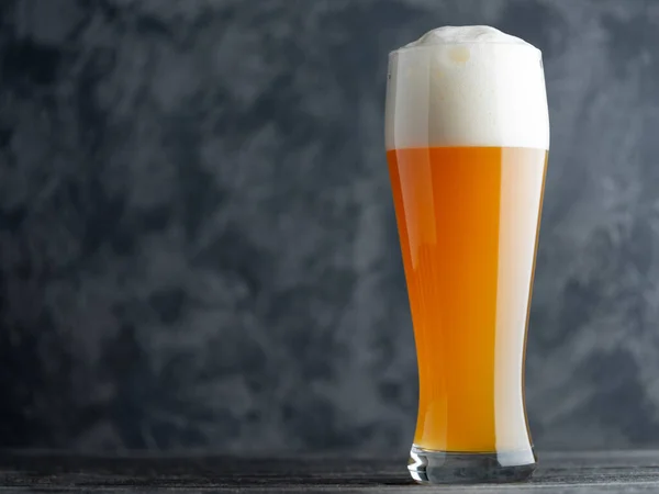 Bicchiere Birra Non Filtrata Grano Sfondo Scuro Con Copyspace — Foto Stock