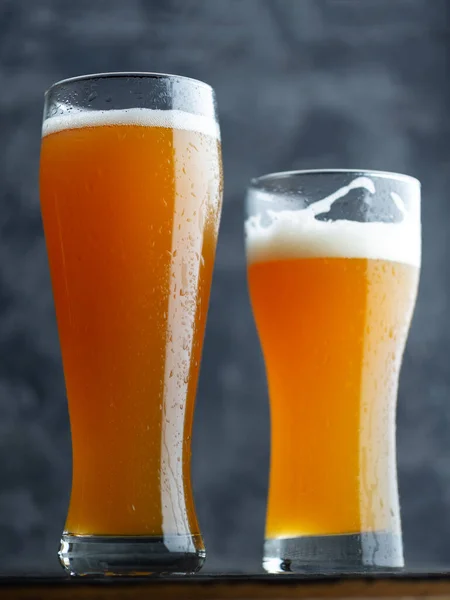 Twee Glazen Ongefilterd Koud Tarwe Ambachtelijk Bier Een Donkere Tafel — Stockfoto