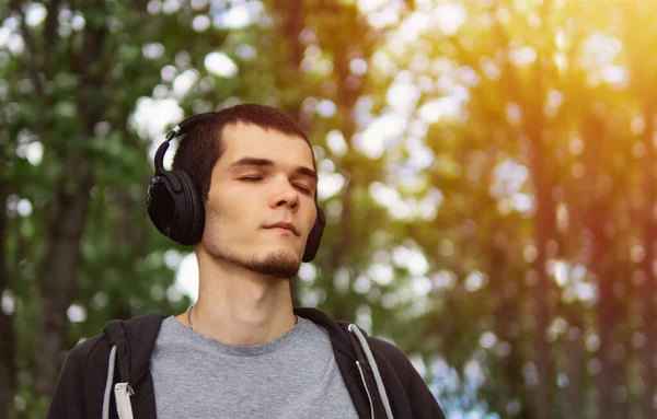 Bellissimo Uomo Cuffia Ascoltare Musica All Aperto — Foto Stock