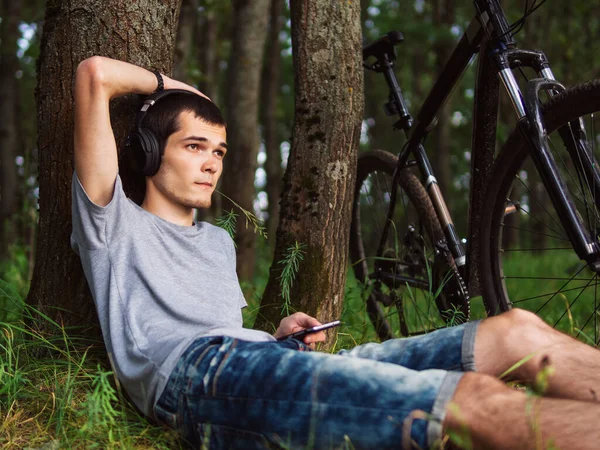 Een Man Die Naar Muziek Luistert Het Park Actieve Levensstijl — Stockfoto