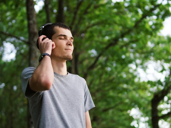 Mooie Man Hoofdtelefoon Luisteren Naar Muziek Buiten — Stockfoto