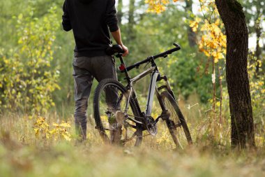 Ekim ayında sonbahar ormanında bisikletçi. Aktif yaşam tarzı. Açık hava aktiviteleri ve Bisiklet