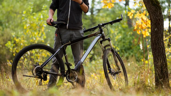 숲에서 자전거타는 활동적 활동과 자전거타기 — 스톡 사진