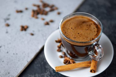 Tarçınlı bir fincan espresso.
