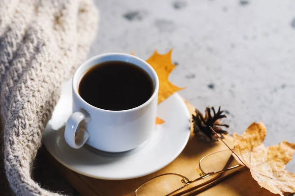 Cup Hot Coffee Table Knitted Scarf Maple Leaves Copy Space — Stock Photo, Image