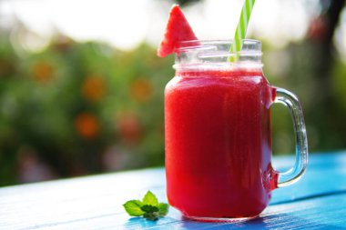 Doğal arka planda karpuz limonatası.