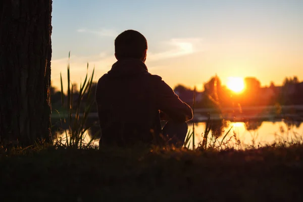 Young Lonely Man Sitting Lake Sunset Enjoy View — Stock Photo, Image