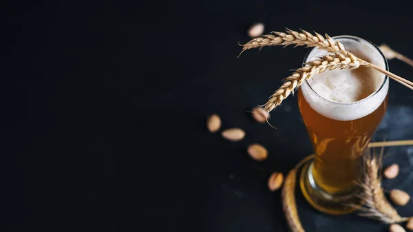 Ein Glas Weizenbier Auf Einem Dunklen Tisch Mit Weizenähren Und — Stockfoto