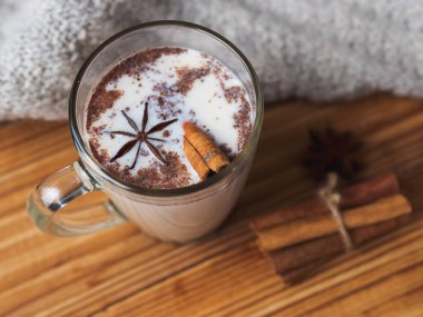 Tarçınlı baharatlı masala çayı ve ahşap arka planda anason.