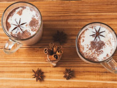 Tarçınlı baharatlı masala çayı ve ahşap arka planda anason.