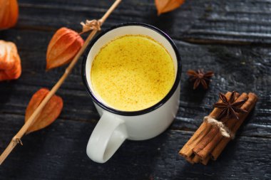 Süt ve baharatlı zerdeçal. Altın süt