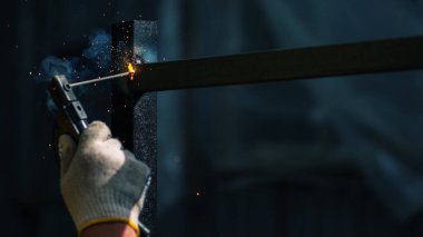 Kaynakçı çalışıyor. Çitin metal çerçevesinin kaynaklanması