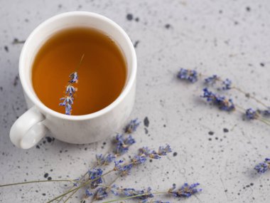 Gri masada lavantalı çay