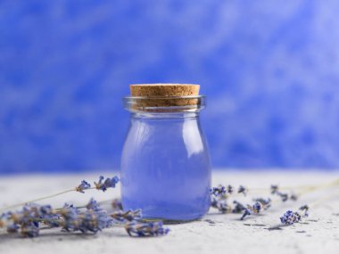 Mavi arkaplanda lavanta yağı