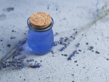 Gri masada lavanta yağı