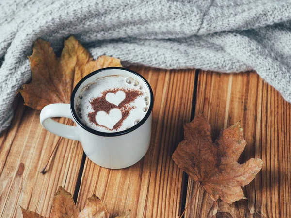 Bir kupa sıcak cappuccino kahve ve bir kalp tarçın. Sonbahar mevsimsel arkaplanı