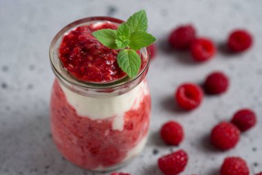 Ahududulu tatlı Gri masadaki cam kavanozda kahvaltı