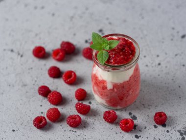 Ahududulu tatlı Gri masadaki cam kavanozda kahvaltı