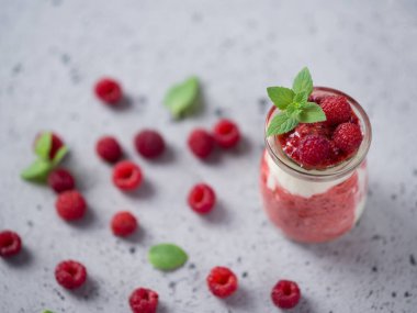 Ahududulu tatlı Gri masadaki cam kavanozda kahvaltı