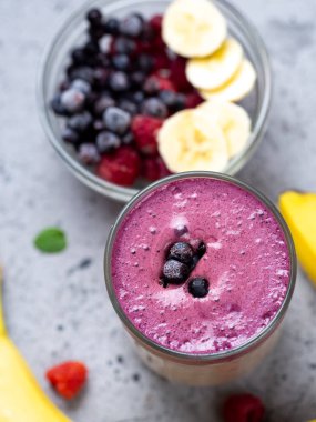Muz, yabanmersini ve ahudududulu çift katmanlı kokteyl smoothie.