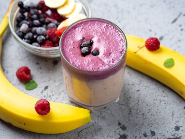 Muz, yabanmersini ve ahudududulu çift katmanlı kokteyl smoothie.