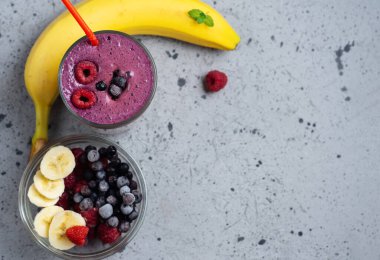 Muz, yabanmersini ve ahudududulu çift katmanlı kokteyl smoothie.