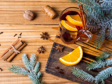 Sonbahar ve kış mevsimi baharatlı ahşap bir masada sıcak şarap.