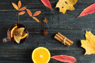 Koyu ahşap bir masada baharatlı sıcak şarap.