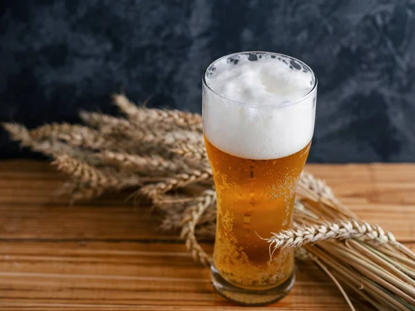 Vernebeltes Glas Helles Bier Auf Einem Holztisch Und Weizen — Stockfoto