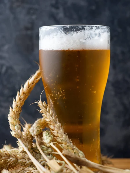 Copo Misturado Cerveja Leve Uma Mesa Madeira Trigo — Fotografia de Stock