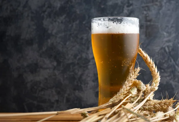 Vernebeltes Glas Helles Bier Auf Einem Holztisch Und Weizen — Stockfoto