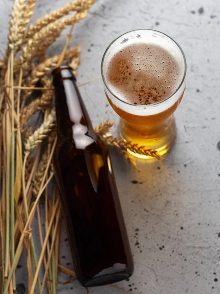 Glas Lättöl Och Flaska Trä Bakgrund — Stockfoto