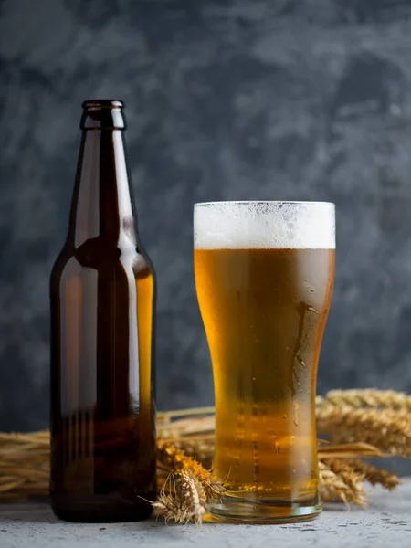 Copo Cerveja Leve Garrafa Cerveja Fundo Madeira — Fotografia de Stock