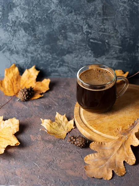 Glazen Kopje Espresso Koffie Tafel Met Droge Herfst Bladeren Copyspace — Stockfoto