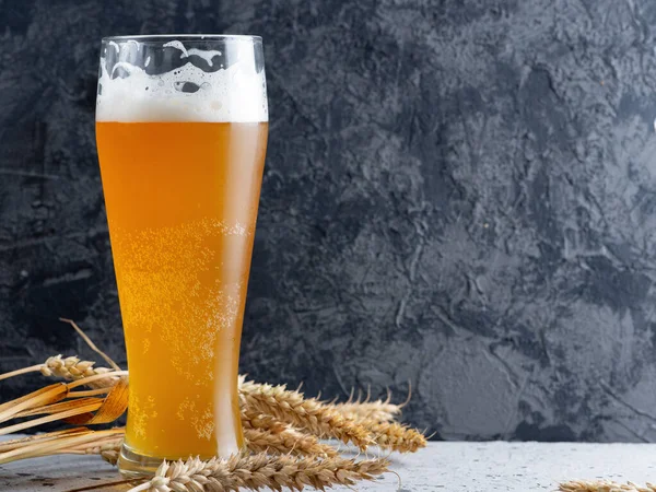 Ein Glas Weißbier Auf Dunklem Betongrund Und Weizenähren — Stockfoto