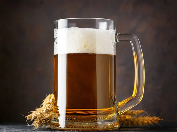 Detailní Záběr Hrnečku Lehkého Pšeničného Piva Tmavém Pozadí — Stock fotografie