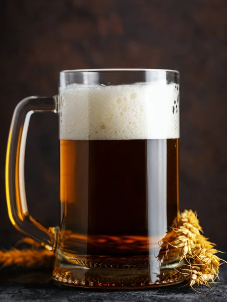 Close Uma Caneca Cerveja Trigo Leve Fundo Escuro — Fotografia de Stock