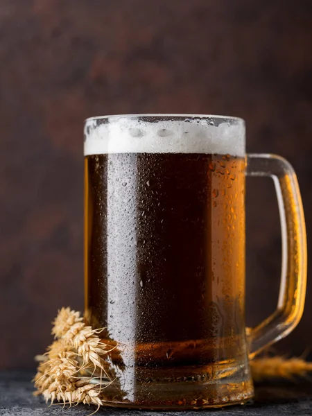 Detailní Záběr Hrnečku Lehkého Pšeničného Piva Tmavém Pozadí — Stock fotografie