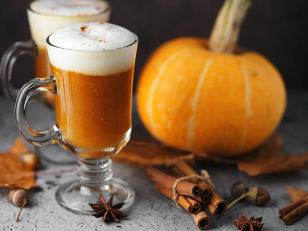 Sonbahar kahveli, tarçınlı balkabaklı latte.