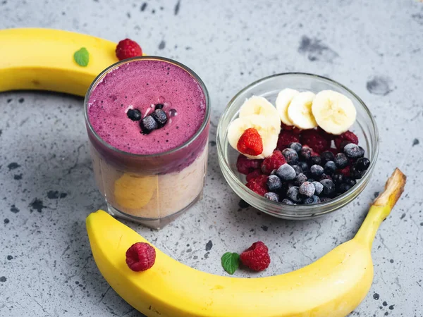 Muz, yabanmersini ve ahudududulu çift katmanlı kokteyl smoothie.