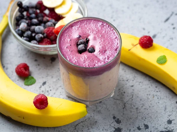 Muz, yabanmersini ve ahudududulu çift katmanlı kokteyl smoothie.