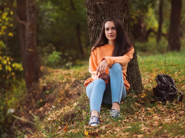 Őszi Hangulat Gyönyörű Lány Narancssárga Kapucnis Pulcsiban Őszi Parkban — Stock Fotó