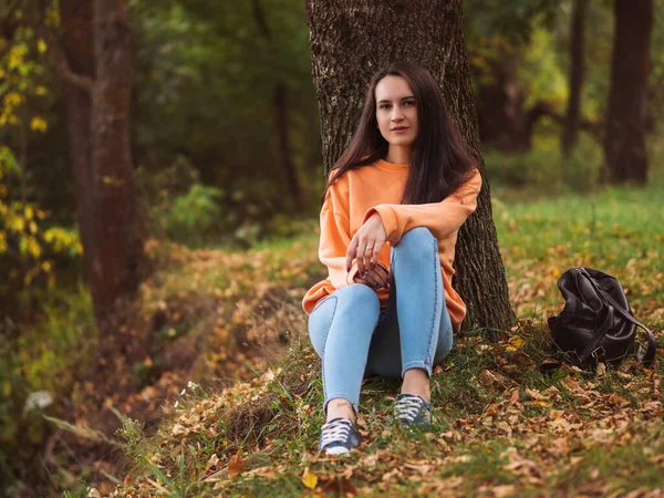 Hösthumör Vacker Flicka Orange Luvtröja Höstparken — Stockfoto