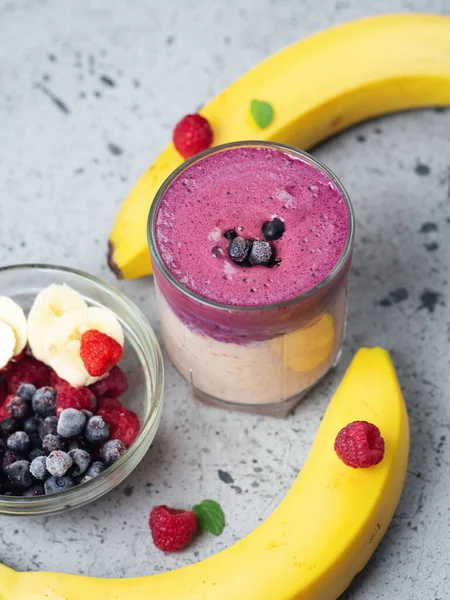 Muz, yabanmersini ve ahudududulu çift katmanlı kokteyl smoothie.