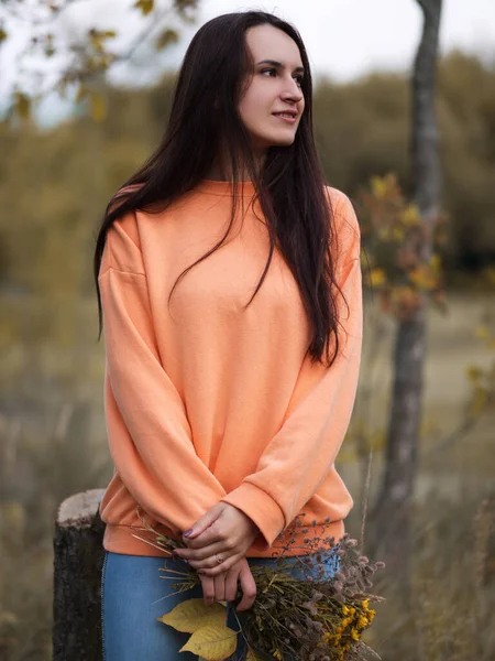 Schöne Junge Frau Orangefarbenem Kapuzenpulli Herbst Park Mit Einem Strauß — Stockfoto