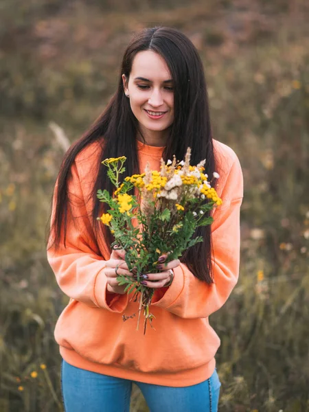 Vacker Ung Kvinna Orange Hoodie Höst Park Med Bukett Torkade — Stockfoto