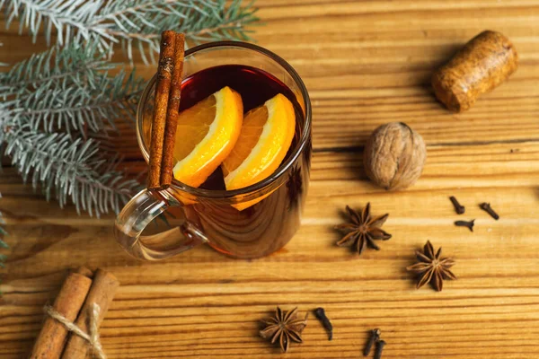 Vinho Quente Sazonal Outono Inverno Uma Mesa Madeira Com Especiarias — Fotografia de Stock